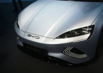 How Can Traditional Automakers Respond to Competitive Pressure from New Energy Vehicle Manufacturers?