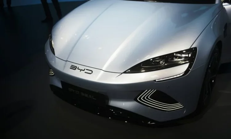 How Can Traditional Automakers Respond to Competitive Pressure from New Energy Vehicle Manufacturers?