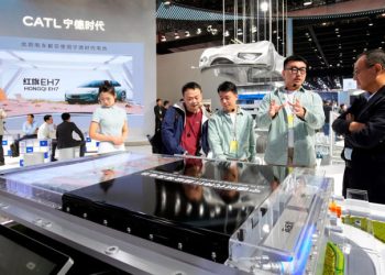 How Innovations in Battery Technology Are Enhancing the Range and Performance of Electric Vehicles